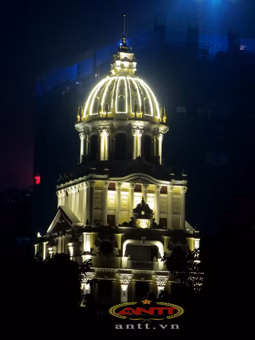 Phía sau là những tòa nhà chung cư đang xây dựng nhưng điều này khiến "lâu đài gà vàng" nổi bật lên hẳn.