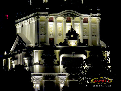 Tòa nhà được trang trí bằng những họa tiết tỉ mỉ.