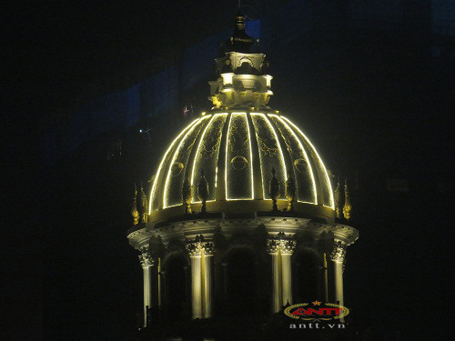 Kiến trúc độc đáo nhất của tòa lâu đài là những con gà dát vàng.