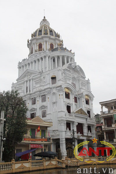 Tòa lâu đài có màu sắc chủ đạo là màu trắng, làm nổi bật những họa tiết dát vàng.