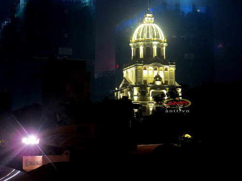 "Lâu đài gà vàng" nổi bật trong đêm.