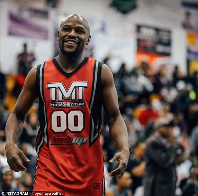 Sau khi treo găng, Mayweather rất rảnh rỗi. Anh dành nhiều thời gian dự khán hoặc thậm chí tham gia các trận bóng rổ - môn thể thao được cho là yêu thích nhất của anh sau đấm bốc.