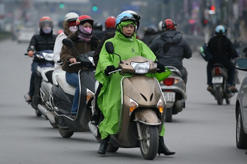 Trời không mưa nhưng người phụ nữ này vẫn mặc áo mưa để... chống rét.