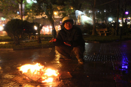 Người xe ôm này cho biết: Trong lúc chờ khách đống lửa là chỗ để ông sưởi ấm, chiến đấu với giá lạnh trong đêm.