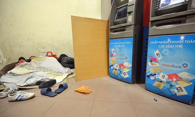 Trong các trạm ATM quanh bờ Hồ, nhiều người cũng tận dụng vào bên trong ngủ vì ở đây kín gió, khá ấm áp.