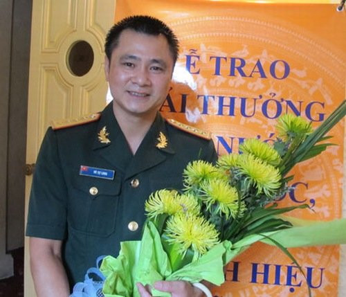 Bắt đầu bằng những vai phụ, Tự Long đã trải qua nhiều truân chuyên để có được những thành công như ngày hôm nay. Trong sự nghiệp của mình, Tự Long đã giành được 10 huy chương ở hội diễn các cấp. Năm 2012, anh cũng được phong danh hiệu NSƯT và giữa năm nay, được phong danh hiệu Nghệ sĩ Nhân dân – trở thành một trong những nghệ sĩ trẻ nhất được phong danh hiệu này. Với những đóng góp của mình cho làng nghệ thuật nước nhà nói chung và ngành chèo nói riêng, tháng 9/2014, danh hài Tự Long đã được bổ nhiệm làm Phó Giám đốc Nhà hát Chèo Quân đội. Anh hiện cũng là một sĩ quan trong Quân đội Nhân dân Việt Nam với quân hàm trung tá.