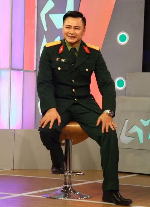  Tự Long sinh năm 1973, năm mới 43 tuổi nhưng đã có thành công lớn trong sự nghiệp khi đang nắm giữ vị trí Phó giám đốc Nhà hát Chèo Quân đội. Diễn viên Tự Long có sự nghiệp gắn liền bộ môn nghệ thuật chèo, anh tốt nghiệp khoa Chèo, trường Đại học Sân khấu Điện ảnh năm 1998 và đầu quân về Đoàn chèo Tổng cục Hậu cần một năm sau đó.