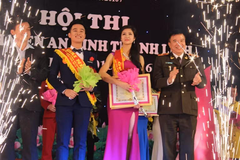 Cặp đôi Nguyễn Thành Tuân và Trương Thị Tuệ Nhi đã xuất sắc giành ngôi vị cao nhất cuộc thi "Sinh viên An ninh thanh lich năm 2015".