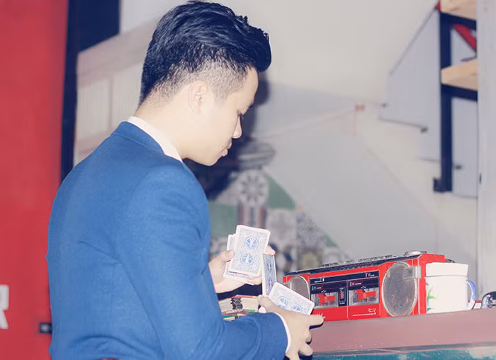 Chàng trai này chia sẻ khi mới biết đến ảo thuật đường phố, việc tìm những bộ bài hay những vật dụng để làm ảo thuật gặp khá nhiều khó khăn. “Nhờ có cửa hàng ảo thuật của ảo thuật gia J nên điều này đã không còn khó khăn như trước nữa”, Tuân nói. Cậu cho rằng, ảo thuật đường phố thể hiện ở sự khéo léo của đôi bàn tay nên đã không ngừng tập luyện để nâng cao khả năng. “Mới đầu, mình cũng nản chí vì có nhiều động tác khá khó. Mình làm nhiều lần đều không được nhưng vì niềm yêu thích và đam mê môn nghệ thuật này nên mình đã quyết tâm thực hiện đến lúc nào được mới thôi”, nam sinh Học viện An ninh bộc bạch. Thần tượng của Tuân là ảo thuật gia J (Một ảo thuật trẻ tuổi nhất của hiệp hội Ảo thuật IBM và là ảo thuật gia đường phố nổi tiếng).