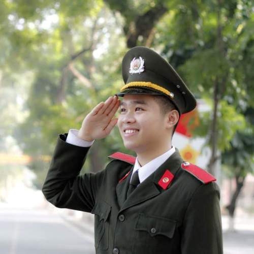 Được biết, Tuân có sở thích là ca hát và tham gia các hoạt động xã hội. Ngoài ra, cậu bạn còn có sở trường là bơi lội và ảo thuật. Tuân cho biết: “Mình biết đến ảo thuật từ năm học lớp 9. Khi đó, trên kênh VTV6 có chương trình về ảo thuật đường phố nên mình rất thích, cứ xem đi xem lại nhiều lần và cứ thắc mắc không biết tại sao người ta để lại làm được như vậy. Từ đó, mình đã tìm hiểu và học theo trên mạng về những trò ảo thuật, nhất là ảo thuật đường phố. Mình đã lên mạng và học theo những video dạy ảo thuật của các ảo thuật gia nổi tiếng”.