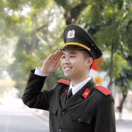 Được biết, Tuân có sở thích là ca hát và tham gia các hoạt động xã hội. Ngoài ra, cậu bạn còn có sở trường là bơi lội và ảo thuật. Tuân cho biết: “Mình biết đến ảo thuật từ năm học lớp 9. Khi đó, trên kênh VTV6 có chương trình về ảo thuật đường phố nên mình rất thích, cứ xem đi xem lại nhiều lần và cứ thắc mắc không biết tại sao người ta để lại làm được như vậy. Từ đó, mình đã tìm hiểu và học theo trên mạng về những trò ảo thuật, nhất là ảo thuật đường phố. Mình đã lên mạng và học theo những video dạy ảo thuật của các ảo thuật gia nổi tiếng”.