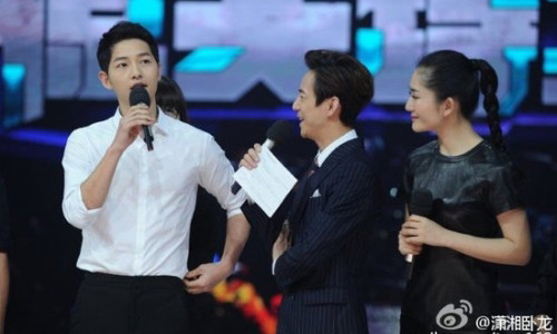 Song Joong Ki ghi hình chương trình Happy Camp.