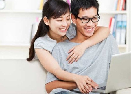 4. Họ cho vợ một khoảng trời riêng mà lòng họ không gợn tí sóng ghen tuông nào. Vì đó là sự tin tưởng, tôn trọng vợ. Khi yêu vợ, họ biết đâu là giới hạn của "quyền làm chồng", đâu là "khoảng thở" cần thiết tối thiểu của một người phụ nữ đã thành hôn.