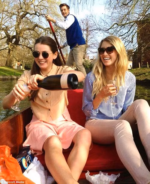 Calorine, một sinh viên tại đây từng chia sẻ với tờ Dailymail những hình ảnh về cuộc sống hàng ngày của cô và các bạn mình tại Cambridge. Theo đó, ngoài việc học thì họ thường xuyên tổ chức và tham dự các buổi dạ hội, party ngoài trời và buổi sinh hoạt chung theo phong cách hoàng gia.