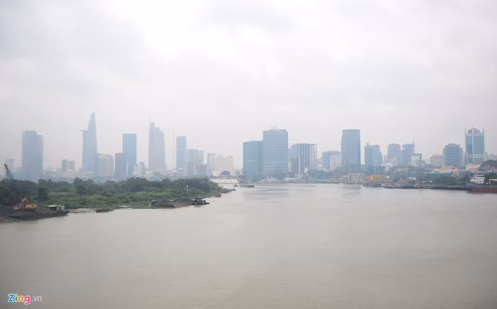 Do ảnh hưởng của áp thấp nhiệt đới đang chuẩn bị đổ bộ vào khu vực Nam bộ nên trong những ngày qua TP.HCM chìm trong màn sương mù, bầu trời u ám từ sáng đến chiều tối.
