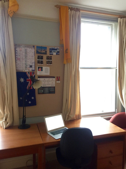 Không gian sinh hoạt, học tập đơn giản và ấm cúng của 1 sinh viên Cambridge.