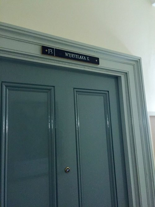 Phòng ở của mỗi sinh viên được dán biển tên riêng và có bảng chỉ dẫn sơ đồ dưới tầng 1.