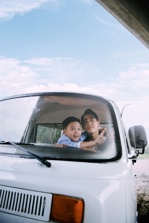 Trong bộ ảnh, Hứa Vĩ Văn khoe vẻ trưởng thành và rắn rỏi trong vai một người cha luôn thương yêu, chăm sóc con cái.