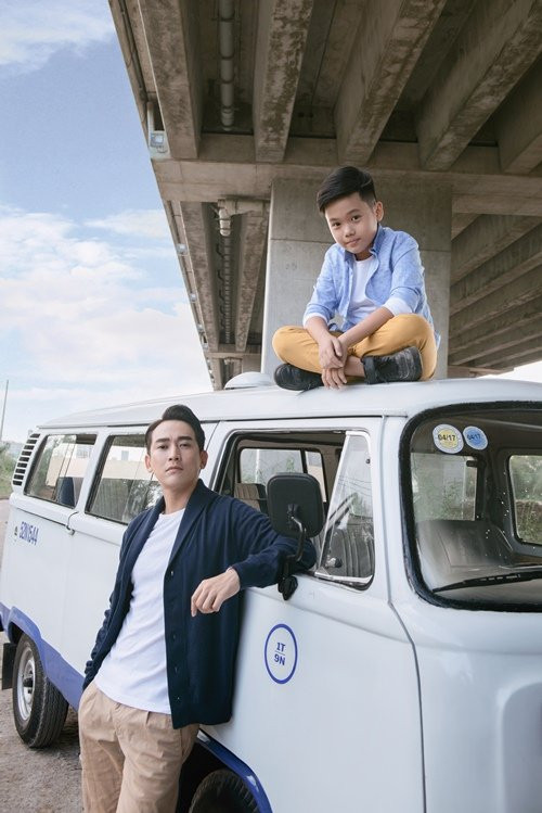 Gương mặt nhiều nét từng trải và gần gũi khiến anh hóa thân vào vai một ông bố tình cảm khá dễ dàng. Trọng Khang trông không khác nào một soái ca nhí khi ở bên cạnh Hứa Vĩ Văn. Chú bé được chú ý khá nhiều sau Tôi thấy hoa vàng trên cỏ xanh.