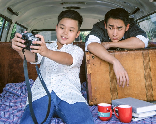 Ở những hình ảnh cần sự tươi vui, bố Hứa Vĩ Văn trò chuyện và nô đùa để Trọng Khang có tâm trạng thoải mái, vui vẻ.