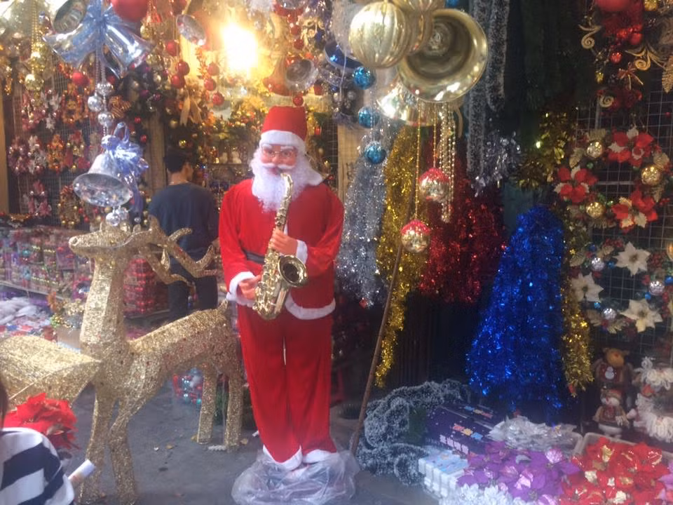 Còn nửa tháng nữa mới đến Noel nhưng không khí Giáng sinh đã gõ cửa muôn nơi. Đến phố Hàng Mã, Hà Nội những ngày này bạn sẽ cảm nhận được lễ hội đã len lỏi từng ngóc ngách con phố.