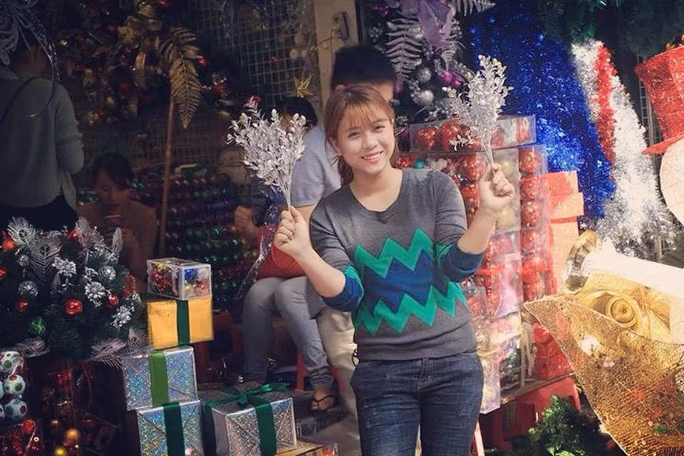 Rất nhiều nhóm bạn đã rủ nhau lên khu phố cổ, dạo chơi ở phố Hàng Mã xem đồ Giáng sinh.