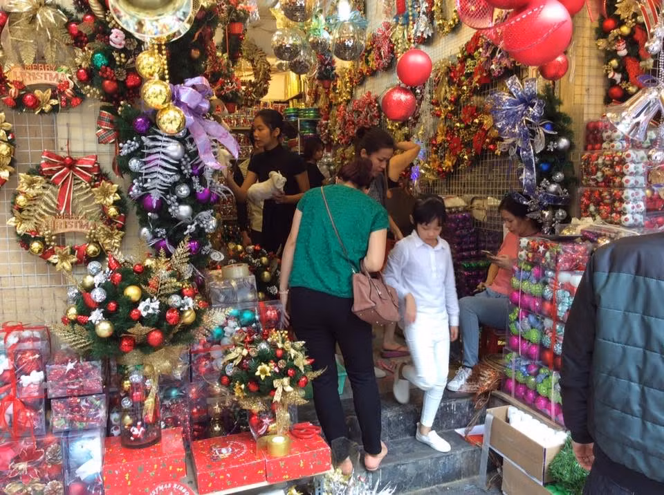 Càng gần đến lễ Giáng Sinh, con phố màu sắc nhất thủ đô càng tấp nập người qua lại.