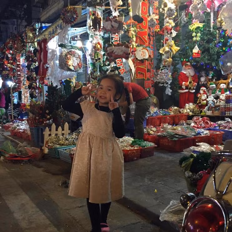 Trước khi chụp ảnh bạn đừng quên xin phép chủ cửa hàng và tránh đụng vào các mặt hàng bày bán trên sạp nếu không có ý định mua.