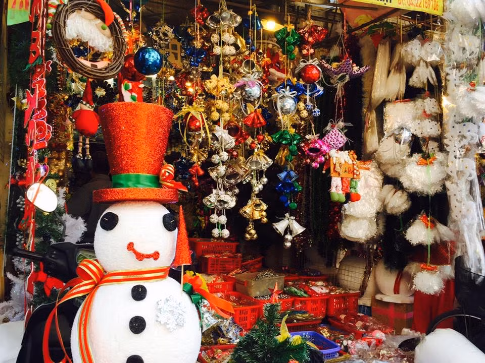 Phố Hàng Mã là điểm vui chơi, chụp ảnh lý tưởng cho các bạn trẻ Hà Nội dịp Giáng sinh. Những ngày này, ai ai cũng muốn rủ bạn bè, gia đình, người thân hay dắt trẻ nhỏ đến với Hàng Mã để ngắm nhìn đủ mọi mặt hàng được bày bán và tìm mua một món quà đáng yêu để cảm nhận một mùa Giáng sinh an lành đang đến rất gần.