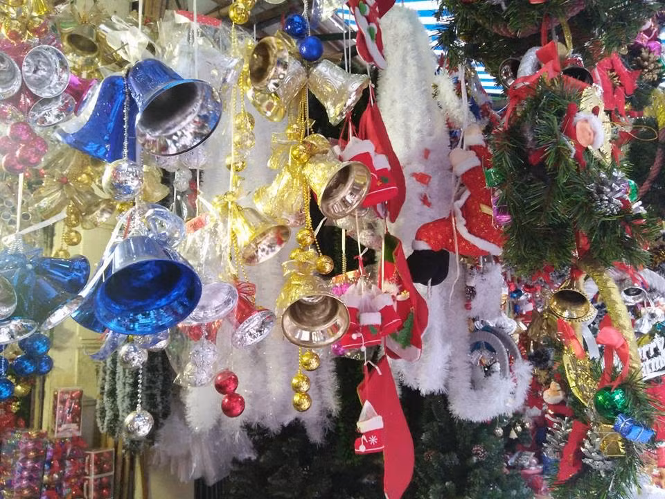 Dạo quanh Hàng Mã một vòng, không khó để nhận ra cả con phố đã được thay áo mới. Các loại hàng hóa bình thường hàng ngày đã được thay thế bằng những dây treo kim tuyến, ruy băng xanh đỏ rực rỡ, hình nộm, búp bê, hoa tuyết, cây thông giả... thu hút mọi người dân và khách du lịch tại Hà Nội.