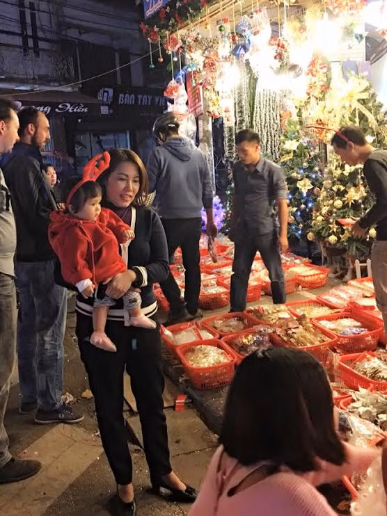 Trẻ em được bố mẹ đưa đi chơi.