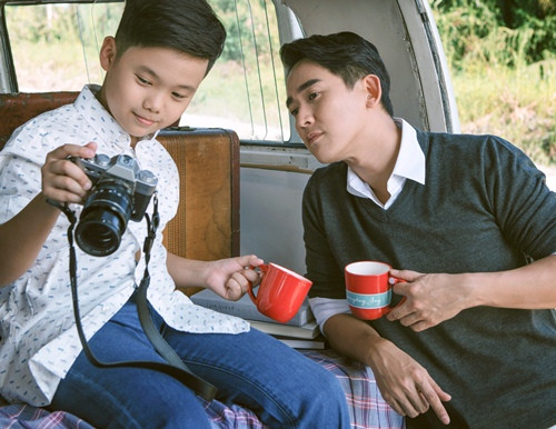 ‘Hai cha con’ Hứa Vĩ Văn – Trọng Khang trở nên thân thiết như hai cha con thật sự sau khi cùng tham gia phim Chạy đi rồi tính.