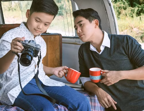 ‘Hai cha con’ Hứa Vĩ Văn – Trọng Khang trở nên thân thiết như hai cha con thật sự sau khi cùng tham gia phim Chạy đi rồi tính.