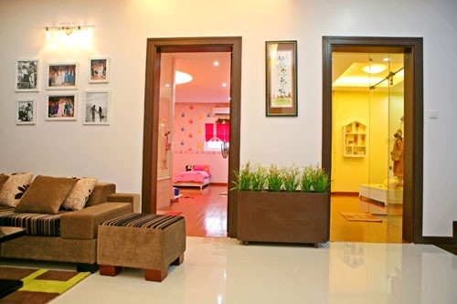 Phòng ngủ hai con gái Quyền Linh Quyền Linh sắp xếp phòng ngủ của hai chị em Lọ Lem và Hạt Dẻ cạnh nhau với tông màu đèn và thiết kế lộng lẫy.