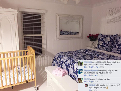 Căn phòng được thiết kế vô cùng đơn giản nhưng sang trọng bởi những vật dụng đắt tiền và bắt mắt. Tuy nhiên, nhiều người lo ngại cho sức khỏe hai mẹ con khi phong thủy trong phòng không được tốt, gương đặt chiếu với giường ngủ.
