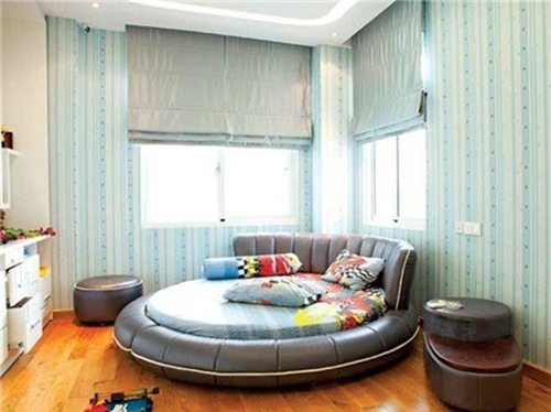 Một phòng ngủ khác của con Thu Huyền cũng có giường và ghế hình tròn.