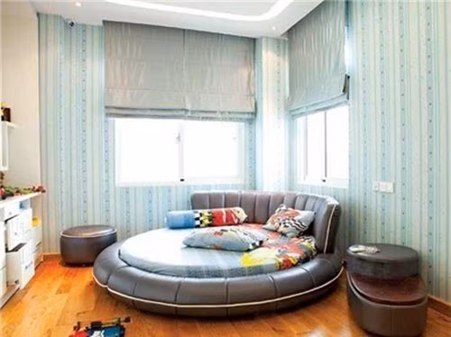 Một phòng ngủ khác của con Thu Huyền cũng có giường và ghế hình tròn.