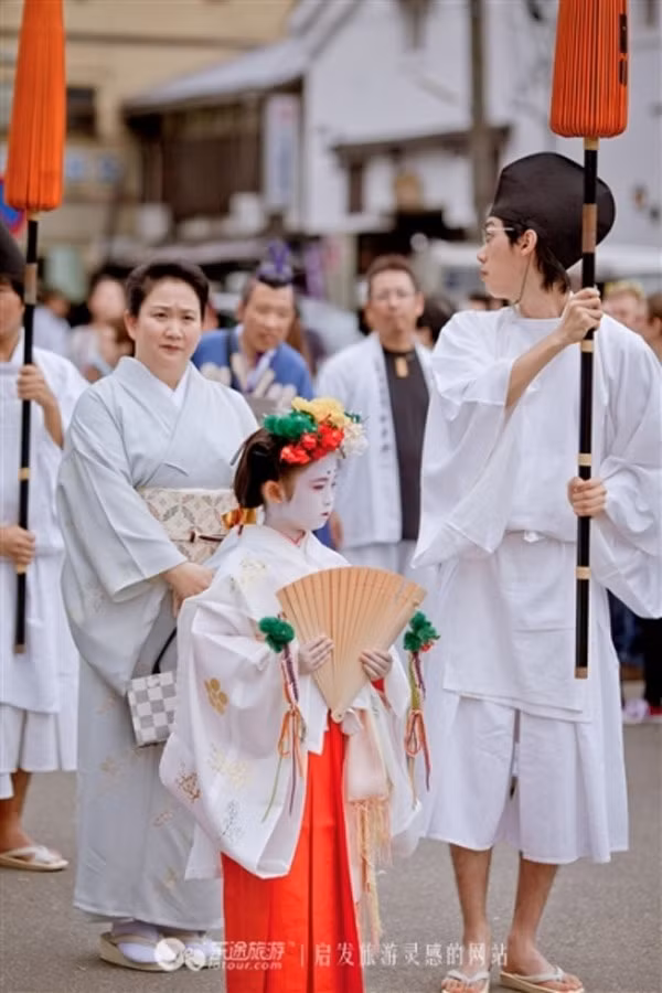 Những đứa trẻ tham gia biểu diễn sẽ đội vòng hoa trên đầu.