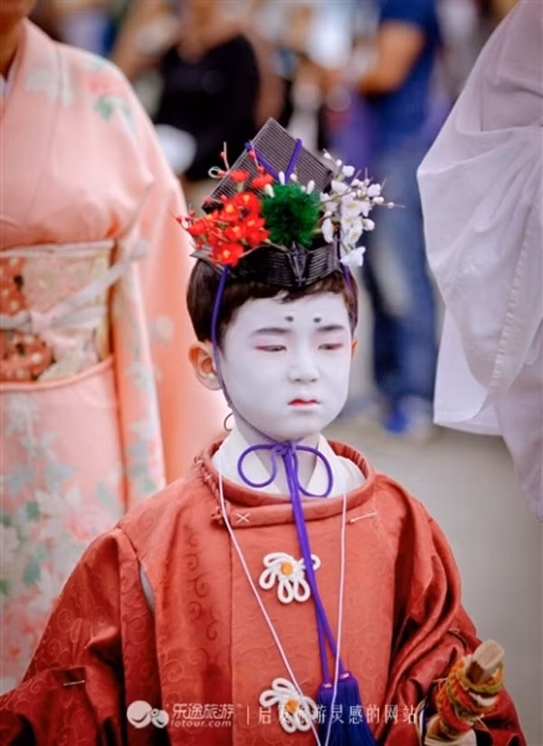 Bé trai với "bốn hàng lông mày" trên mặt.