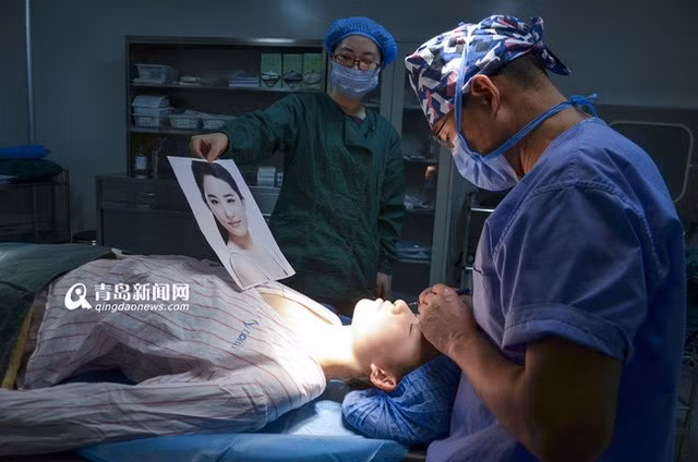 Như những fan khác, Lý Dịch Phi xem qua tất cả bộ phim có Lưu Diệc Phi tham gia, sưu tập hàng trăm poster của thần tượng trong phòng. Không chỉ vậy, cô còn đăng ký vào lớp múa truyền thống, học theo từng động tác phất tay, múa kiếm của "thần tiên tỷ tỷ".