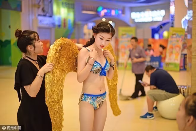 Thậm chí, Dịch Phi còn thường xuyên ăn mặc, để tóc, trang điểm giống thần tượng. Tuy nhiên, cô vẫn thấy như vậy là chưa đủ.