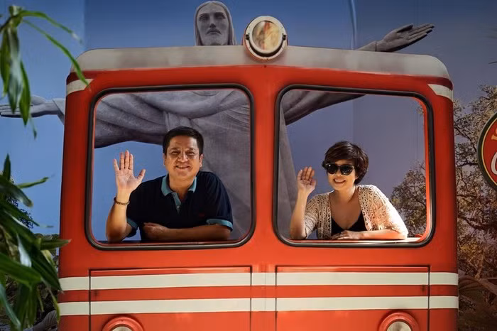 Chúng ta đã ở bên nhau gần 40 năm cuộc đời. Đã cùng nếm trải mọi ngọt bùi đắng cay, đã cùng nắm tay nhau đi dọc ngang thế giới... Chúng ta cũng đã nhiều lần tổ chức Sinh nhật cho nhau ở khắp mọi nơi trên nhiều châu lục... Và hôm nay, giữa miền cực nam của Tổ quốc, anh nhớ về em, người vợ hiền thảo vô cùng xinh đẹp, nàng "Công chúa không tuổi", người duy nhất nắm giữ chìa khoá trái tim anh bằng một thủ pháp vô cùng bình dị: Dùng chính "tình yêu để khóa giữ tình yêu".! Anh yêu Em!