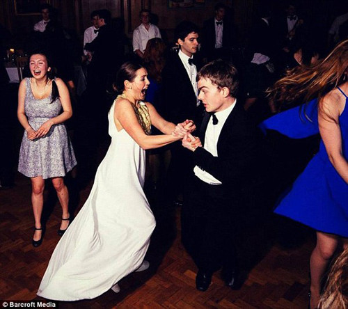 Là sự gộp lại của 31 trường đại học thành viên và hơn 100 khoa học thuật, theo Business Insider, ĐH Cambridge thường xuyên duy trì con số hơn 16.000 hồ sơ xin nhập học song chỉ 20% trong số đó may mắn và đủ tài năng để có thể được nhận học tại đây. Tuy nhiên bạn sẽ không bao giờ phải hối hận khi được vào học tại ngôi trường này. Những hình ảnh về cuộc sống vương giả và cực chất của sinh viên ĐH Cambridge luôn khiến giới trẻ phải “ghen tỵ”.