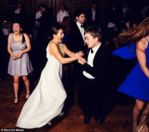 Là sự gộp lại của 31 trường đại học thành viên và hơn 100 khoa học thuật, theo Business Insider, ĐH Cambridge thường xuyên duy trì con số hơn 16.000 hồ sơ xin nhập học song chỉ 20% trong số đó may mắn và đủ tài năng để có thể được nhận học tại đây. Tuy nhiên bạn sẽ không bao giờ phải hối hận khi được vào học tại ngôi trường này. Những hình ảnh về cuộc sống vương giả và cực chất của sinh viên ĐH Cambridge luôn khiến giới trẻ phải “ghen tỵ”.