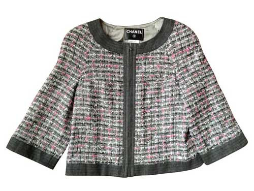 Chiếc áo hiệu Chanel có giá trên 10 triệu đồng.