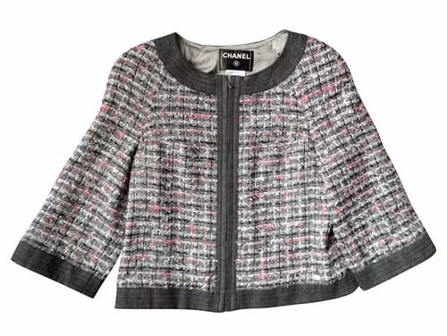 Chiếc áo hiệu Chanel có giá trên 10 triệu đồng.