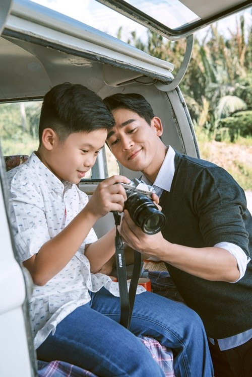 Không chỉ trên màn ảnh mà ngay cả ngoài đời, diễn viên nhí Trọng Khang cũng gọi Hứa Vĩ Văn là ba. Trải qua 24 ngày quay trải dài qua nhiều bối cảnh, tình cảm của họ thêm phần khăng khít.