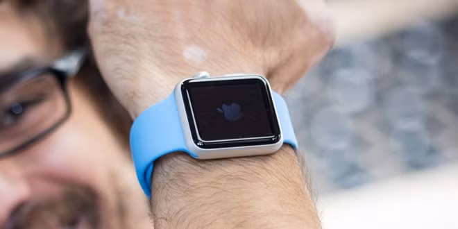 3. Đồng hồ thông minh Dù cơn sốt thiết bị đeo (wearables) vẫn rất mạnh, giá các loại đồng hồ thông minh có xu hướng giảm trong năm 2017. Đó là nhận định của một vài chuyên gia phân tích. Họ cho rằng giá đồng hồ thông minh sẽ giảm trong năm tới khi các hãng sản xuất tìm cách kích cầu từ những khách hàng sẵn sàng trả 100 USD trở lên cho thiết bị đeo hỗ trợ thể dục.