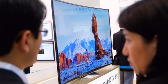 2. TV 4K Sau vài năm ra mắt, giá TV 4K cuối cùng cũng giảm xuống mức vừa túi tiền của đa số người dùng. "Đừng vội vàng bỏ đi chiếc HDTV 1080p HDTV nếu bạn vẫn thích nó. Nhưng nếu bạn đang có ý định đổi TV, giờ là lúc để cân nhắc một chiếc 4K", PCMag cho biết.