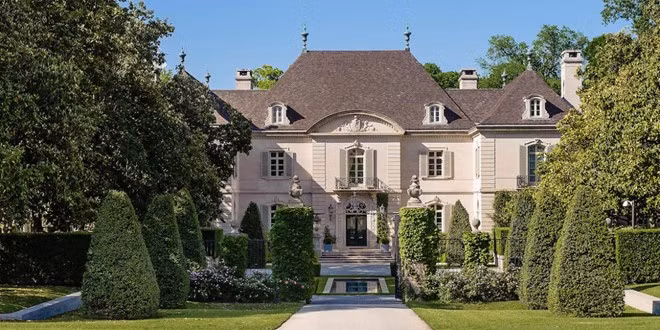 6. Nhà xa xỉ Sau vài năm gây sốt với giá cao kỷ lục, giá nhà xa xỉ tại Mỹ (có giá từ 1 triệu USD trở lên) có xu hướng giảm. Điều này phản ảnh mối lo ngại về thị trường cổ phiếu biến động bất ổn và nhu cầu mua nhà từ người nước ngoài bắt đầu giảm.